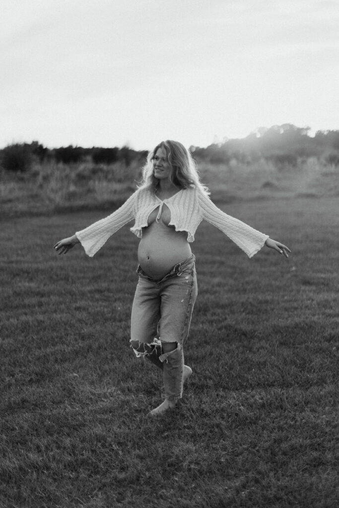 Expecting mother in a field in Central Florida, photographed by The Deans Photography.