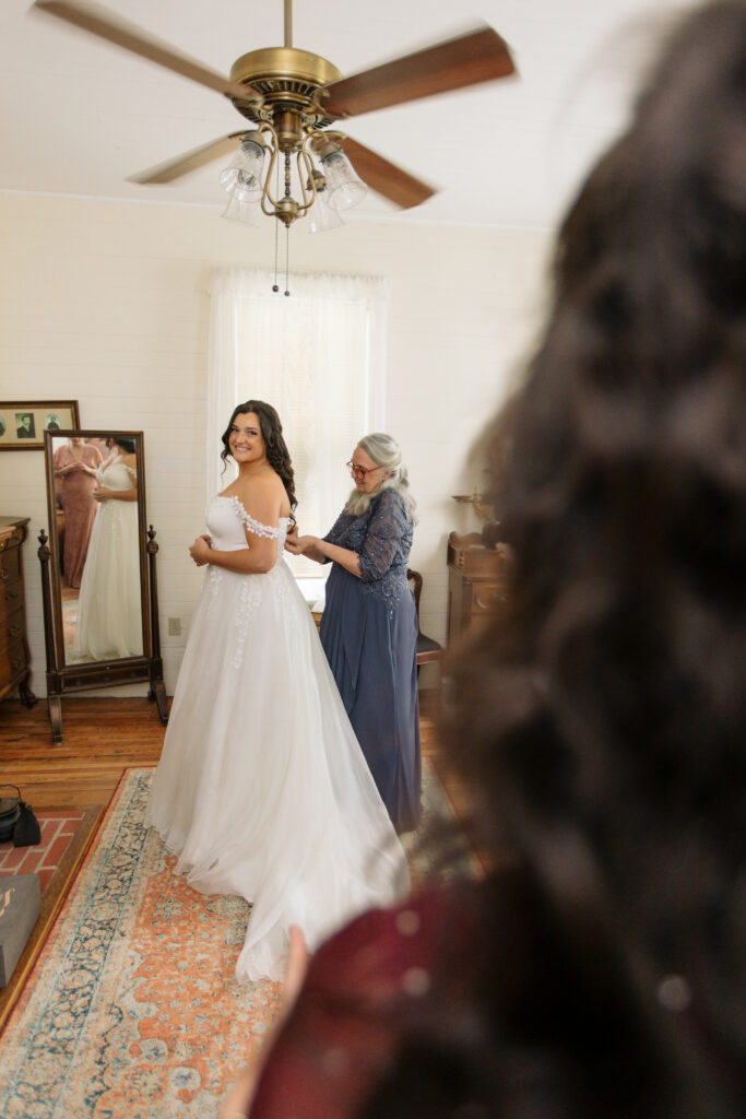 Mom and daughter getting ready at Field Manor, photographed by The Deans Photography.